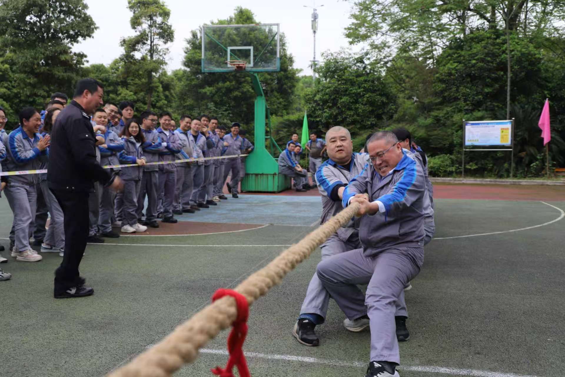 凝心聚力  “绳”采飞扬——公司举办建厂86周年职工拔河比赛 乐动网_乐动(中国)
集团